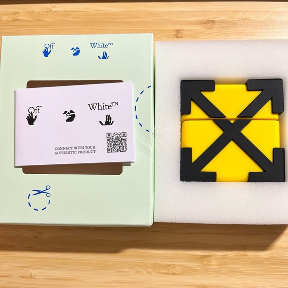 Off-White Arrow AirPod Pro Case - Picture 7 of 7